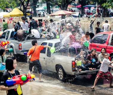 LỄ HỘI TÉ NƯỚC SONGKRAN – LỄ HỘI NỔI TIẾNG TẠI XỨ SỞ CHÙA VÀNG